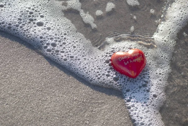 Rött hjärta med text på stranden — Stockfoto