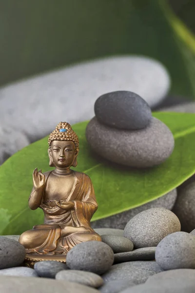 Arany Buddha levelekkel és kavicsokkal — Stock Fotó