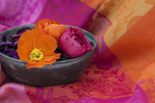 Still Life With Poppy And Ranunculus — Stock Photo, Image