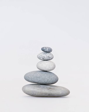 Pürüzsüz Çakıl Taşı Cairn Beyaz Üzerine
