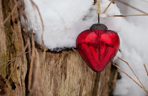 Bir direğe asılı kırmızı cam kalp — Stok fotoğraf
