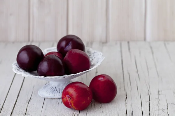 Prunes fraîches sur fond blanc — Photo