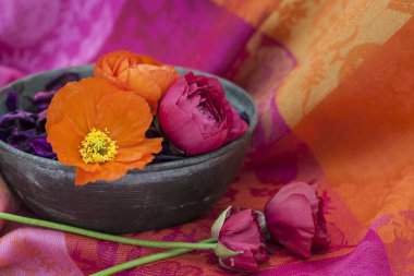 Haşhaş ve Ranunculus ile Natürmort