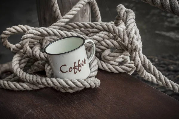 Kaffeetasse und Seil aus Emaille — Stockfoto