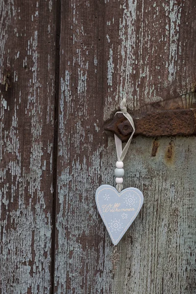 Cuore di legno blu con parola tedesca per il benvenuto — Foto Stock