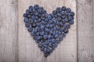Taze yaban mersininin kalbi tahtada