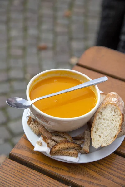 Gresskarsuppe servert i en gatekafe – stockfoto