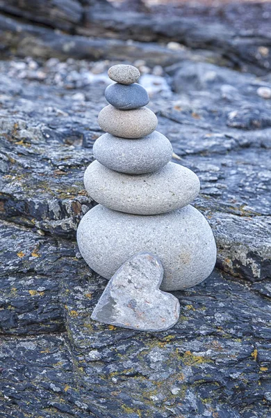 Pierre de galets lisse Cairn avec coeur — Photo