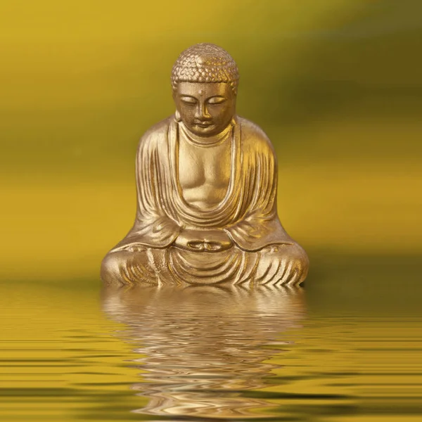 Χρυσό άγαλμα του Βούδα και το νερό — Φωτογραφία Αρχείου