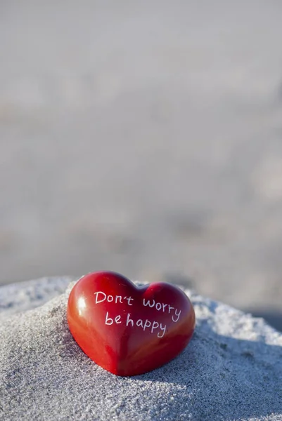 Rood hart met tekst op het strand — Stockfoto