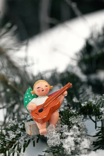 Ángel con adorno de Navidad guitarra en la nieve — Foto de Stock