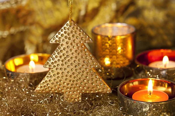 Κομψή χρυσή Χριστουγεννιάτικη διακόσμηση με κεριά — Φωτογραφία Αρχείου