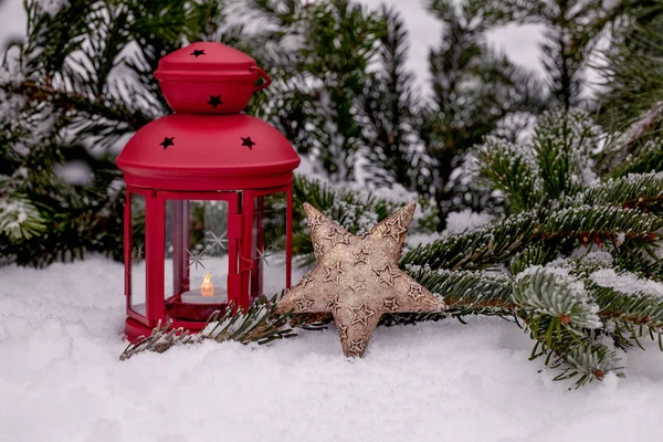 雪の中のクリスマスの星の装飾 — ストック写真