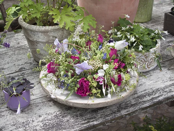 Disposizioni floreali in un negozio di fiori — Foto Stock