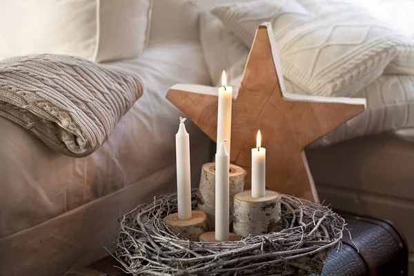 Zimní dekorace se svíčkami a hvězdou — Stock fotografie