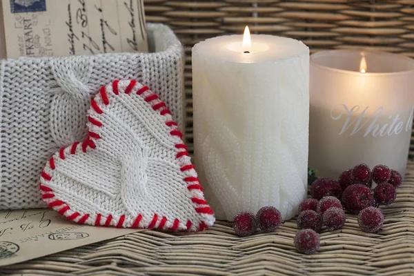 Décoration de Noël rustique avec bougie et coeur — Photo