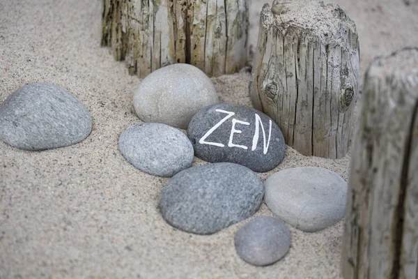 Zen Letras en guijarro en la playa de arena —  Fotos de Stock