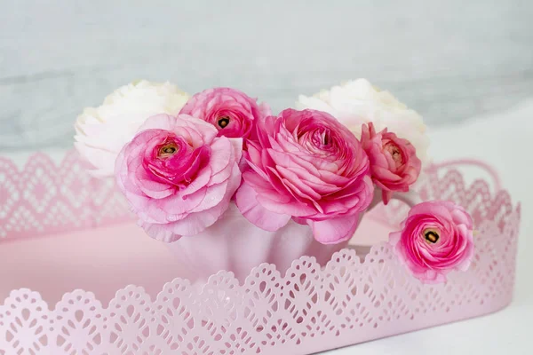 Jarní zátiší s růžovými květy — Stock fotografie