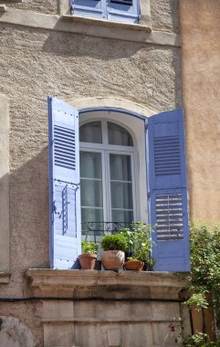 Provence 'da Ahşap Panjurlu Ev Yüzü