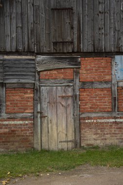 Eski püskü, sorunlu ahşap kapı