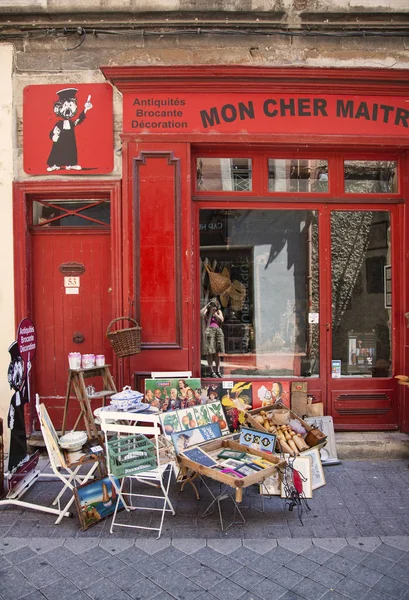 Küçük Kaynak Kasabasında Parlak Kırmızı Depo