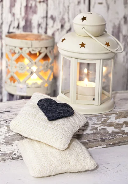 Zimní dekorativní styl s lucernou a srdcem — Stock fotografie