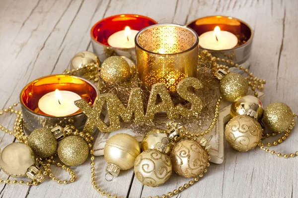 Elegante decorazione natalizia in oro con candele — Foto Stock