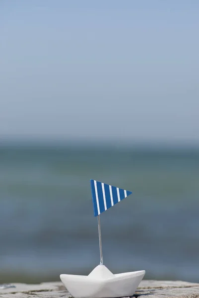 Lindo bote al otro lado del agua —  Fotos de Stock