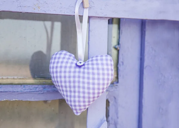 Piuttosto cucito a mano cuori di tessuto con fiori di lavanda — Foto Stock