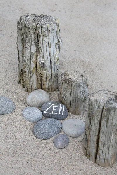 Zen Letras en guijarro en la playa de arena —  Fotos de Stock