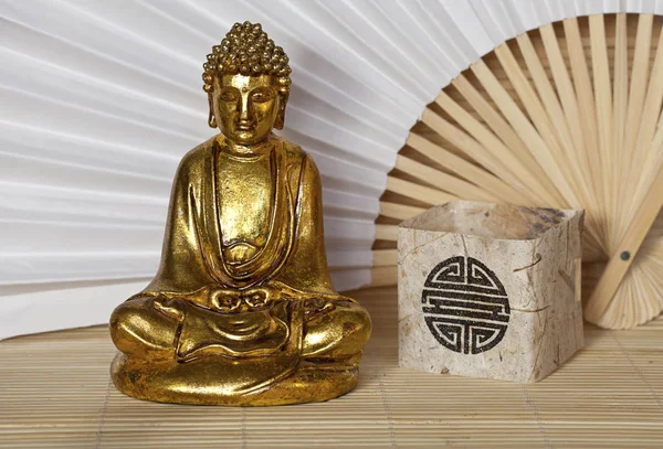 Estátua de Buda dourada em fundo de bambu — Fotografia de Stock