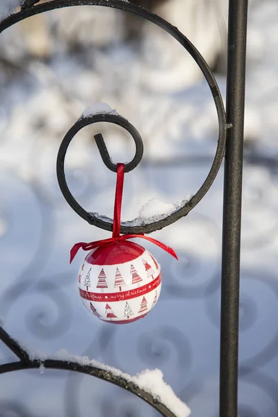 Adorno rojo blanco de Navidad en la nieve — Foto de Stock