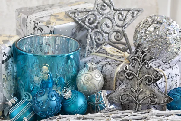 Vánoční dekorace s modrými a stříbrnými ozdoby — Stock fotografie
