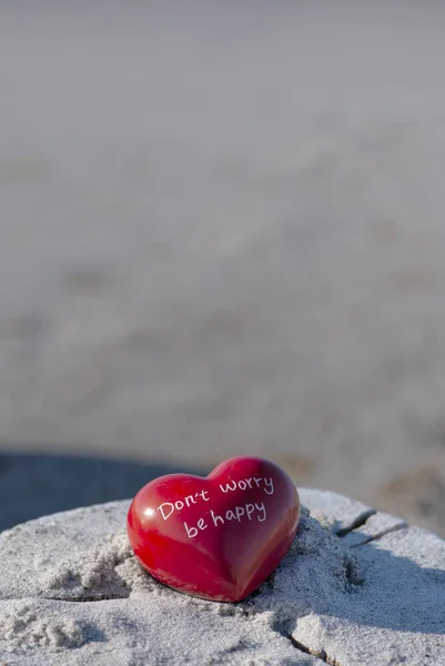 Rött hjärta på stranden — Stockfoto