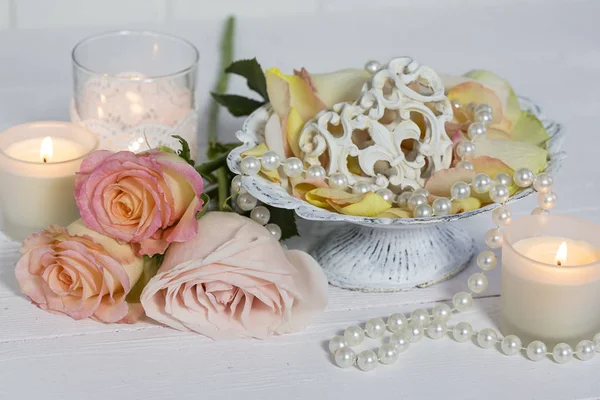 Rosas románticas Naturaleza muerta con perlas — Foto de Stock
