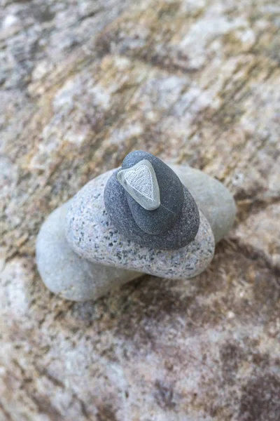 Smooth Pebble Stone Cairn With Heart — 스톡 사진