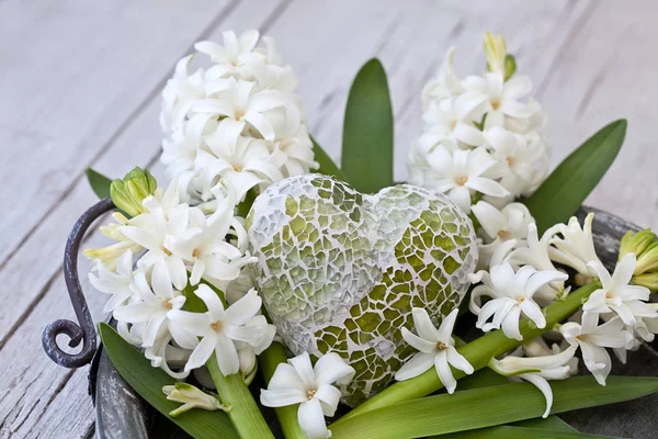 Stilleven met kleine witte bloemen — Stockfoto