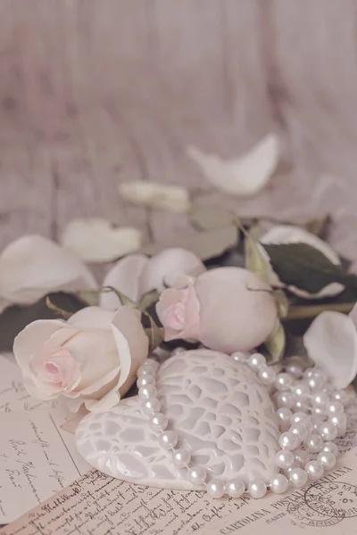 Ρομαντικά τριαντάφυλλα ακόμα ζωή με μαργαριτάρια και καρδιά — Φωτογραφία Αρχείου