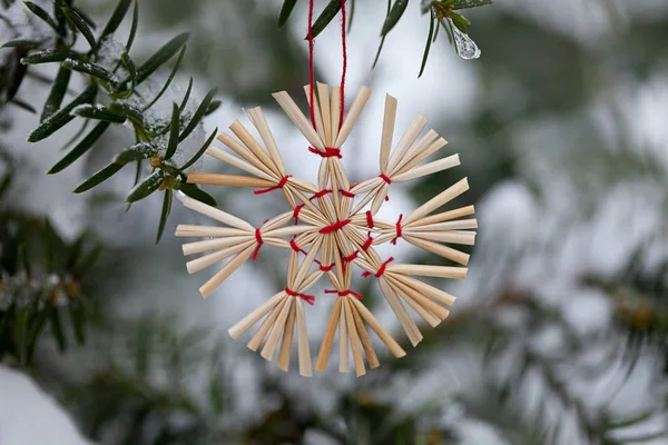 Stella di paglia ornamento di Natale nella neve — Foto Stock