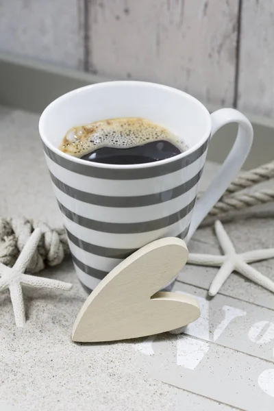 Strand koffie in gestreepte beker — Stockfoto