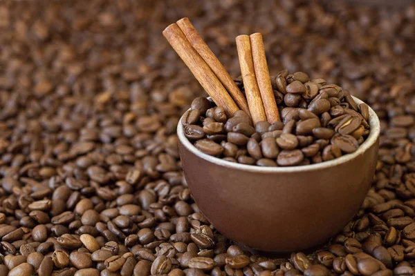 Stiill vida con palos de canela y granos de café — Foto de Stock