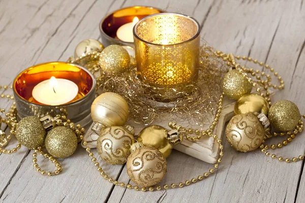 Elegancka złota dekoracja Świąteczna ze świecami — Zdjęcie stockowe