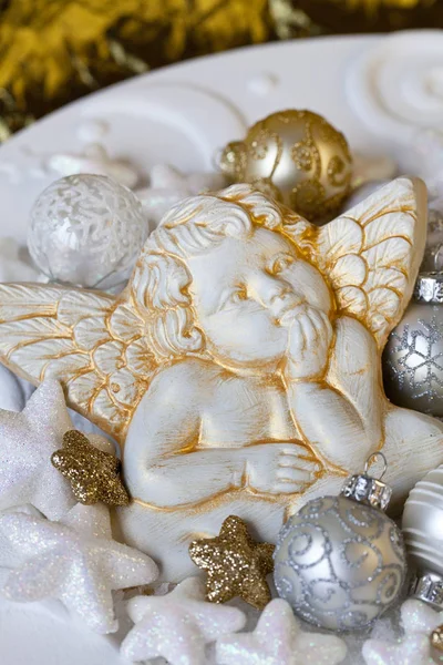 Рождественское украшение из белого золота с ангелом — стоковое фото