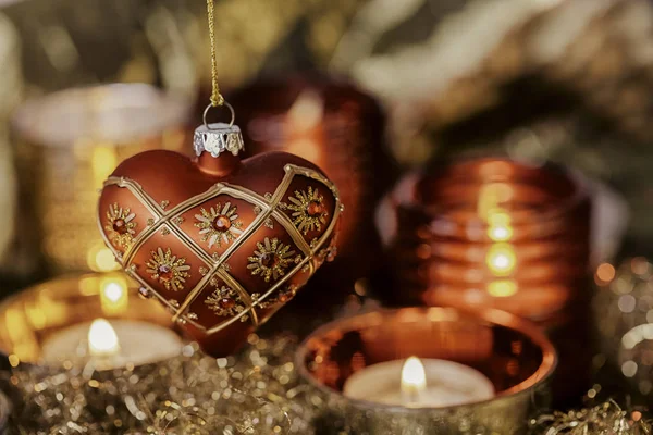 Elegante Bronzechristmas decoratie met kaarsen — Stockfoto