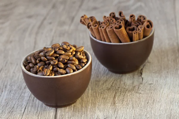 Zwei Tassen mit Zimtstangen und Kaffeebohnen — Stockfoto