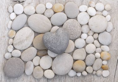 Çakıl Arkaplanda Basit Gri Kalp