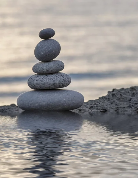 Stone Cairn a strandon — Stock Fotó