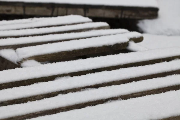 Quelques planches en bois recouvertes de neige — Photo