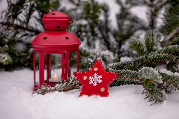 Kerstster ornament en lantaarn in de sneeuw — Stockfoto