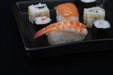 Siyah Arkaplanda Kare Tabakta Suşi